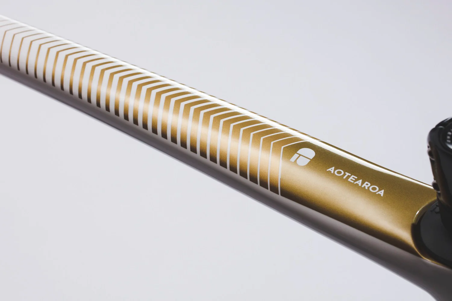 TOA WHITE + GOLD (KOURA) - Image 8
